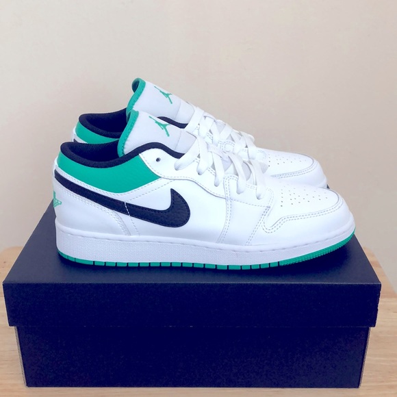 Nike Shoes - 💚🤍NIKE AIR JORDAN 1 LOW GS SNEAKERS🤍💚